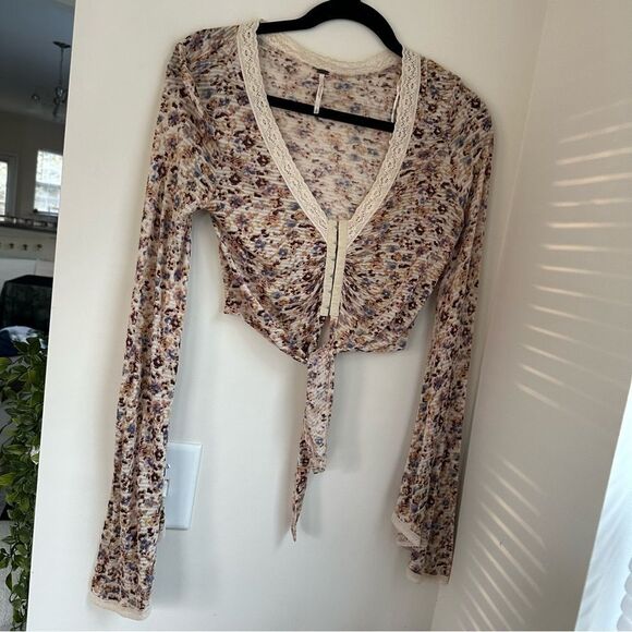 Free People cream and floral clasp front top w tie in front and bell sleeves - Picture 7 of 12